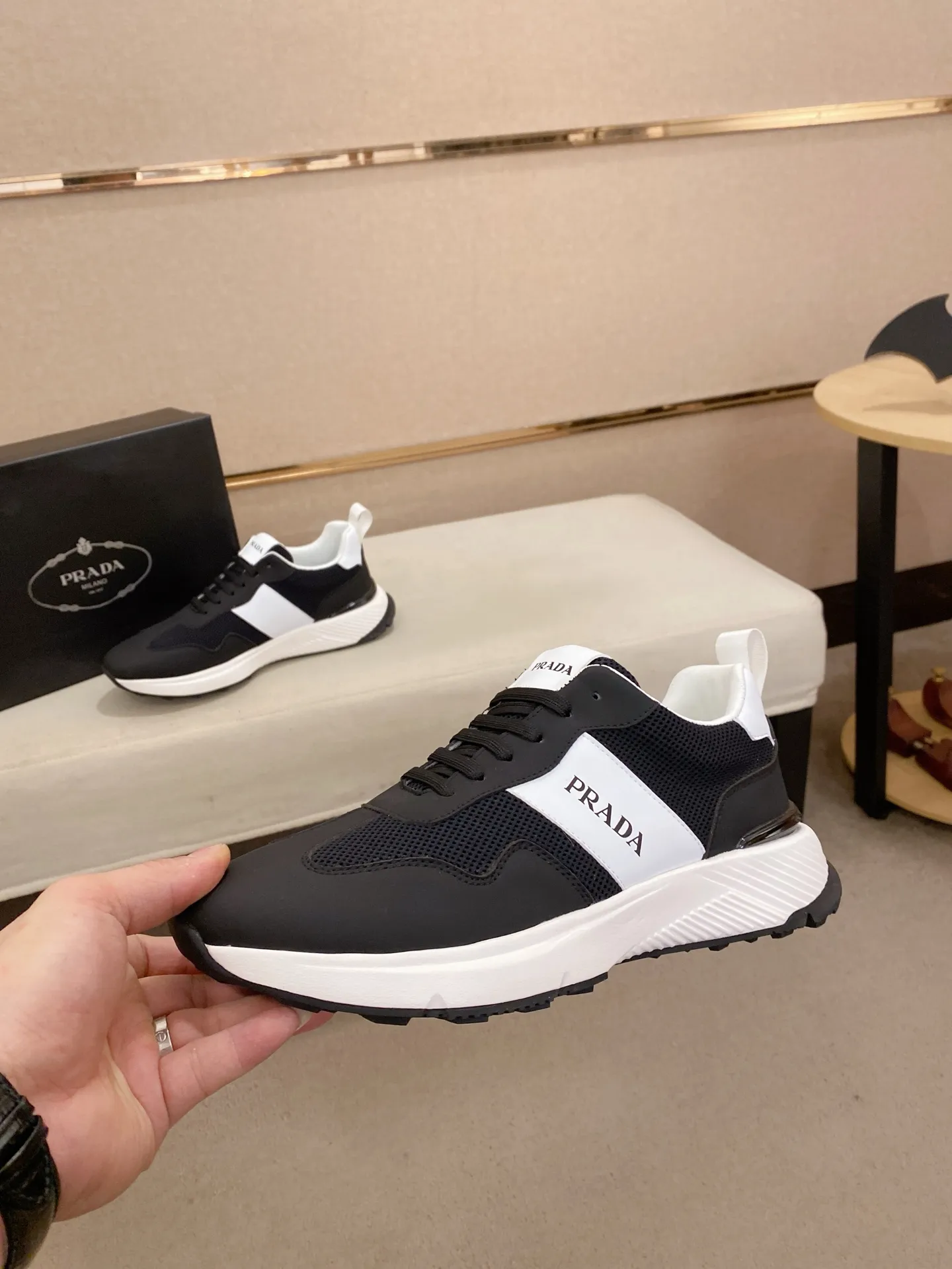 Men's shoes 💰 442💰 ✔️✔️✔️The new PRADA (Prada) counters are launched simultaneously. The new men's shoes and 😘fabrics are made of selected cowhide and waterproof and breathable fabrics. Lining: Breathable mesh lining. 👍🏿 High-end ☄️ air-cushion molded anti-slip rubber outsole, exquisite lines, simple and elegant, comfortable and high-end for leisure travel. Code number: 38 to 44 (45 can be customized and cannot be returned or exchanged)